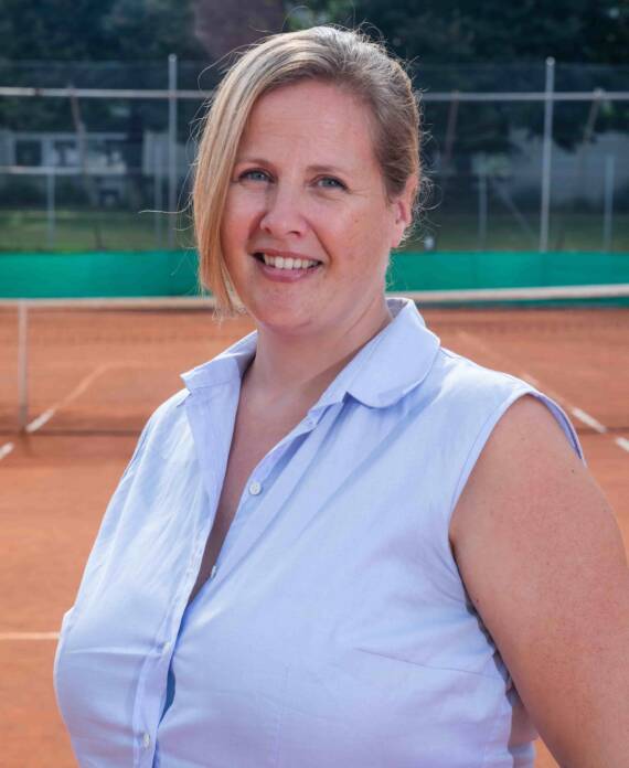 Vuoi migliorare il tuo gioco e divertirti? Al Tennis e Padel Club Caslano troverai campi di alta qualità, corsi per adulti e bambini, e un’accoglienza calorosa. Non importa se sei principiante o esperto, c'è sempre spazio per crescere, socializzare e divertirti!