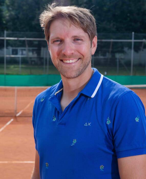 Il Tennis e Padel Club Caslano è il luogo ideale per chi ama il gioco e l’atmosfera sociale. Con allenatori esperti, campi perfettamente mantenuti e attività divertenti tutto l'anno, qui potrai sfidare te stesso, migliorare e condividere momenti unici con altri appassionati.