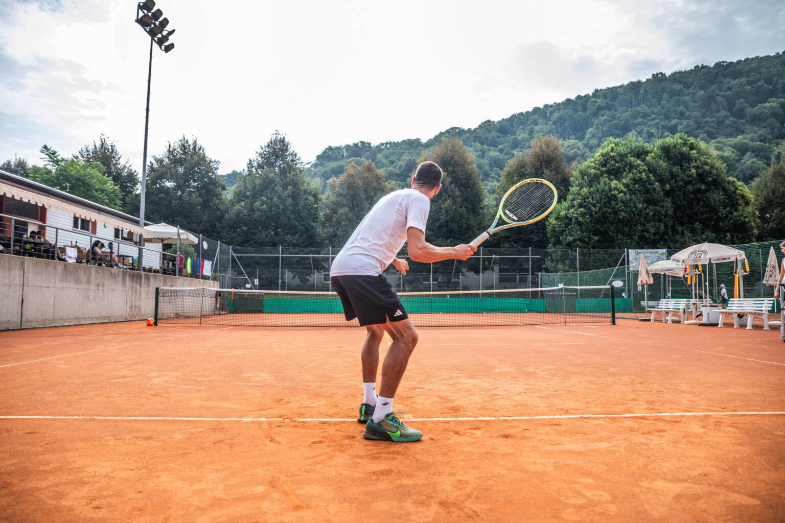 Vuoi migliorare il tuo gioco e divertirti? Al Tennis e Padel Club Caslano troverai campi di alta qualità, corsi per adulti e bambini, e un’accoglienza calorosa. Non importa se sei principiante o esperto, c'è sempre spazio per crescere, socializzare e divertirti!