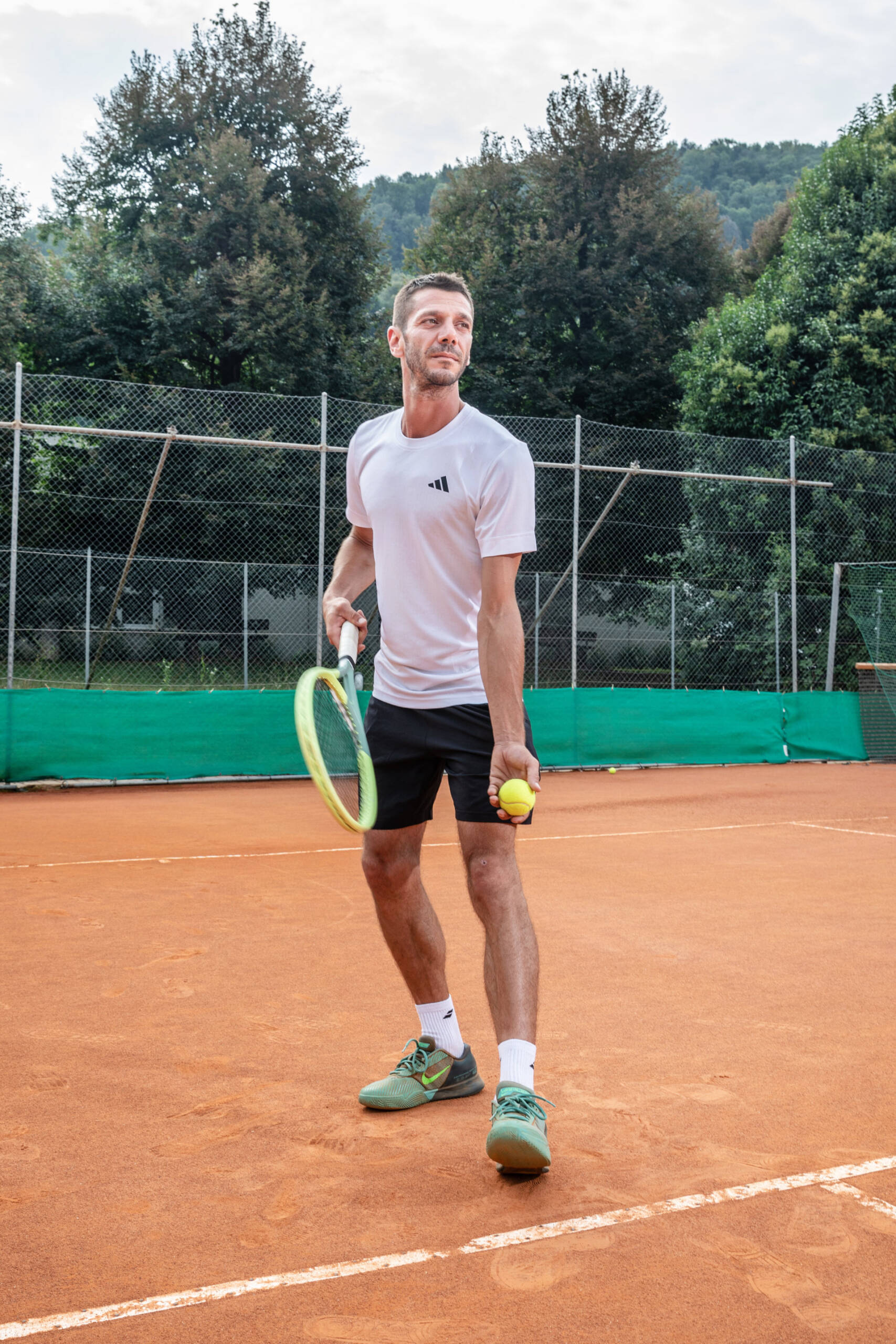 Scopri il Tennis e Padel Club Caslano: un luogo unico immerso nel verde, con campi moderni, allenatori qualificati e un’atmosfera accogliente. Divertimento e sport si incontrano qui per offrirti un’esperienza dinamica e indimenticabile, ideale per giocatori di ogni livello!