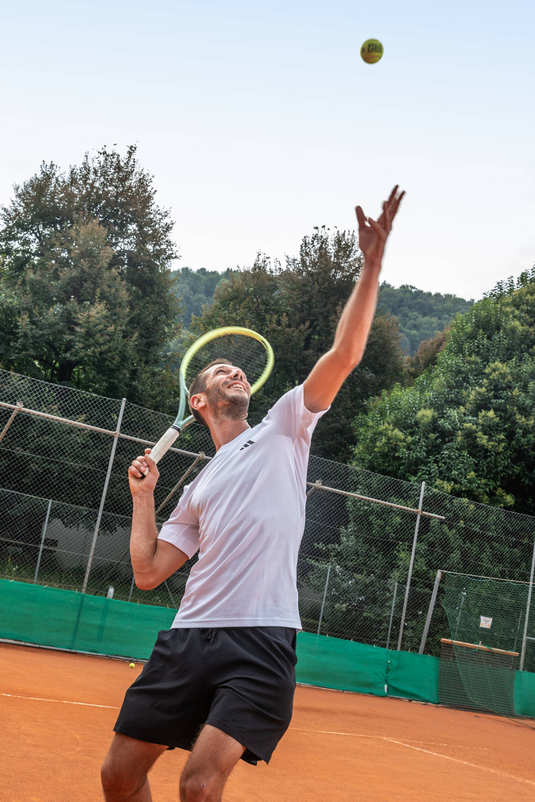 Vieni al Tennis e Padel Club di Caslano, dove sport e relax convivono in perfetta armonia. Moderni campi da tennis e padel, circondati da una splendida natura, creano l’ambiente perfetto per godersi un’attività fisica coinvolgente e conoscere nuovi amici con la tua stessa passione.