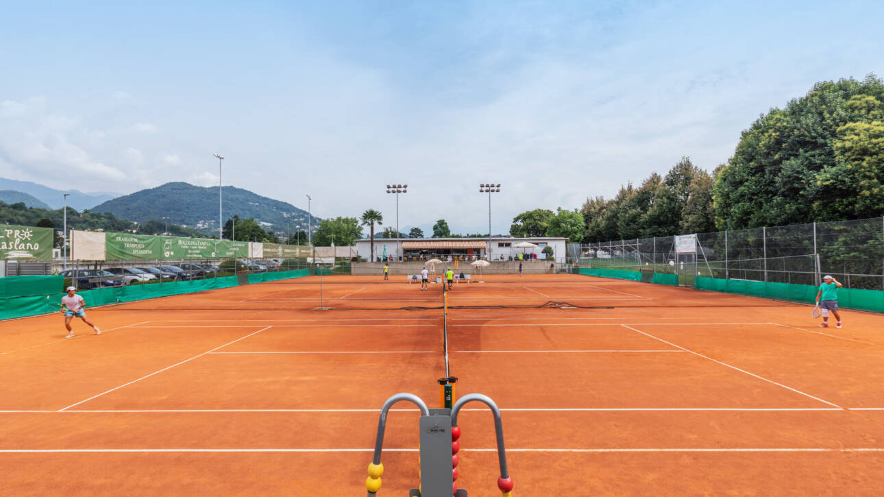 Scopri il Tennis e Padel Club Caslano: un luogo unico immerso nel verde, con campi moderni, allenatori qualificati e un’atmosfera accogliente. Divertimento e sport si incontrano qui per offrirti un’esperienza dinamica e indimenticabile, ideale per giocatori di ogni livello!