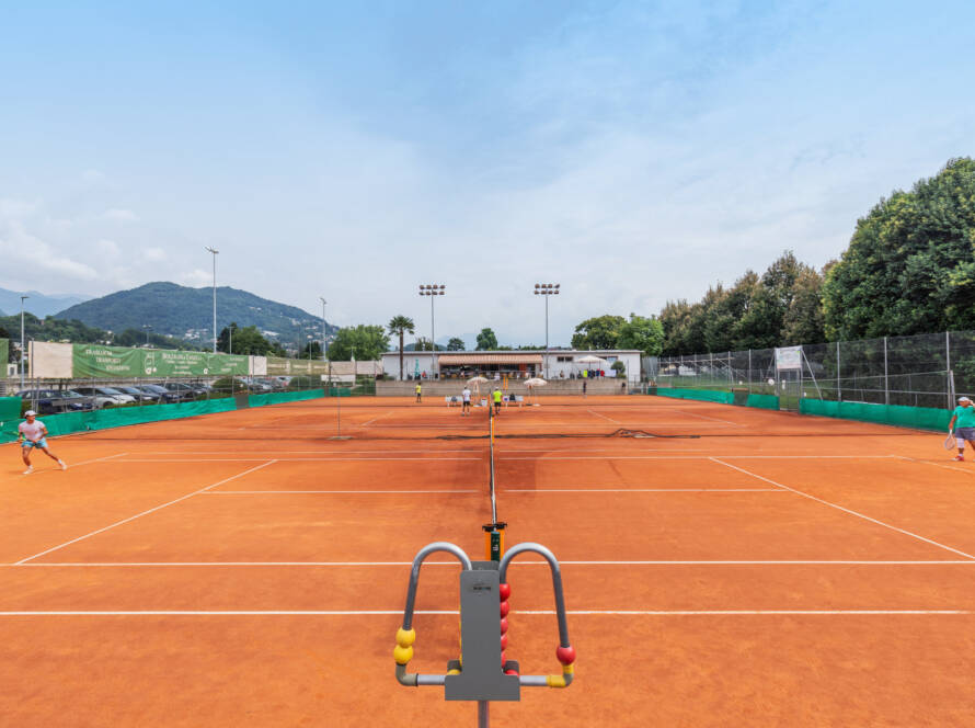 Scopri il Tennis e Padel Club Caslano: un luogo unico immerso nel verde, con campi moderni, allenatori qualificati e un’atmosfera accogliente. Divertimento e sport si incontrano qui per offrirti un’esperienza dinamica e indimenticabile, ideale per giocatori di ogni livello!