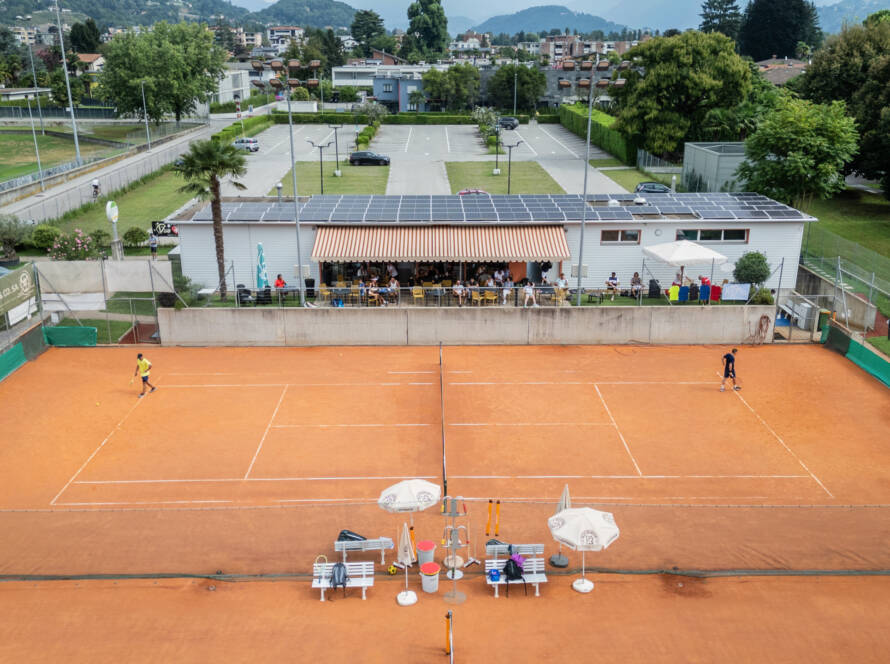 Scopri il Tennis e Padel Club Caslano: un luogo unico immerso nel verde, con campi moderni, allenatori qualificati e un’atmosfera accogliente. Divertimento e sport si incontrano qui per offrirti un’esperienza dinamica e indimenticabile, ideale per giocatori di ogni livello!