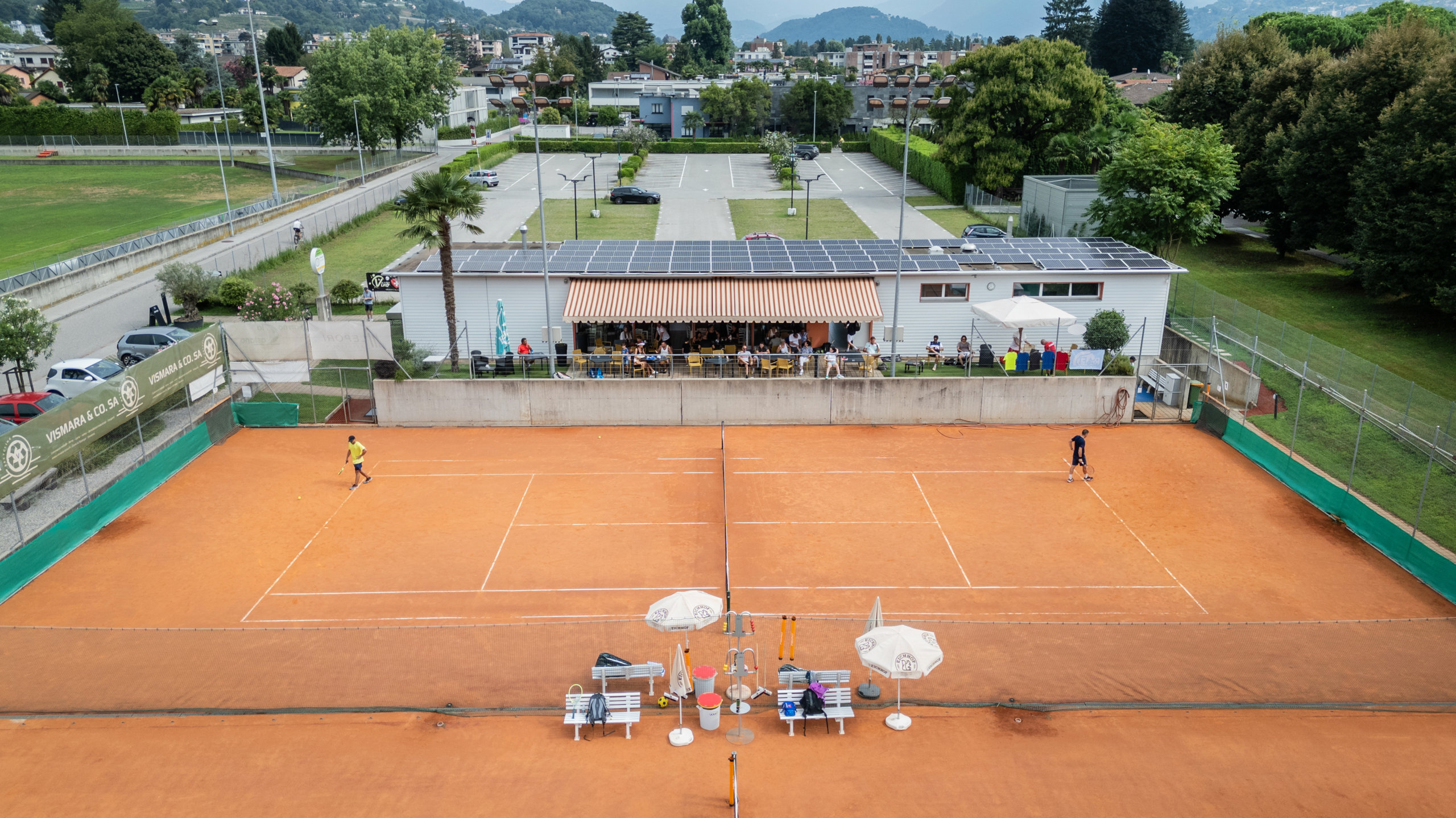 Scopri il Tennis e Padel Club Caslano: un luogo unico immerso nel verde, con campi moderni, allenatori qualificati e un’atmosfera accogliente. Divertimento e sport si incontrano qui per offrirti un’esperienza dinamica e indimenticabile, ideale per giocatori di ogni livello!