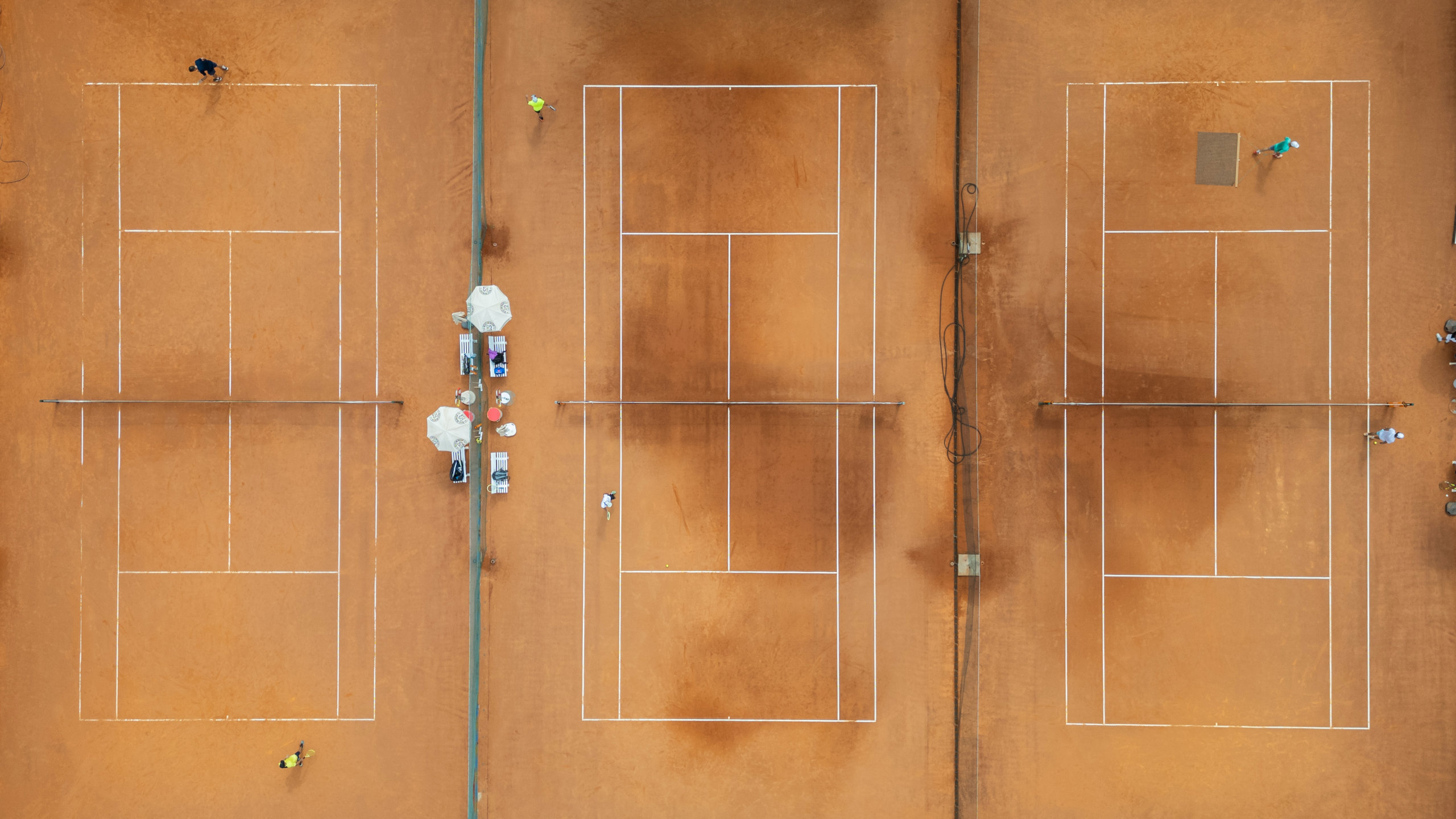 Scopri il Tennis e Padel Club Caslano: un luogo unico immerso nel verde, con campi moderni, allenatori qualificati e un’atmosfera accogliente. Divertimento e sport si incontrano qui per offrirti un’esperienza dinamica e indimenticabile, ideale per giocatori di ogni livello!
